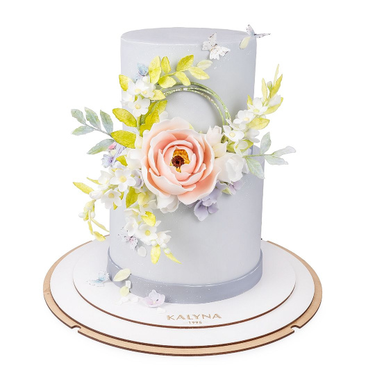 Двоярусний торт з квітами ручної роботи Двоярусний торт з квітами ручної роботи