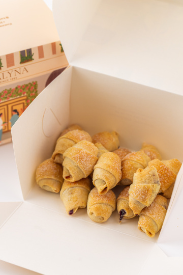 Набор фирменных вишневых рогаликов.