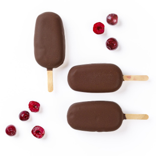  Мороженое со вкусом вишни Амарена на палочке в черном шоколаде