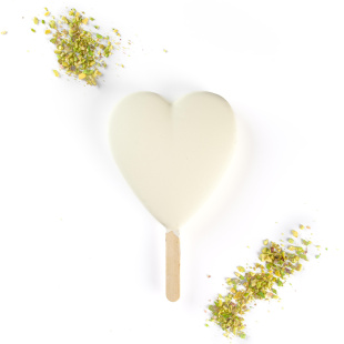 Фисташковое мороженое на палочке в белом шоколаде