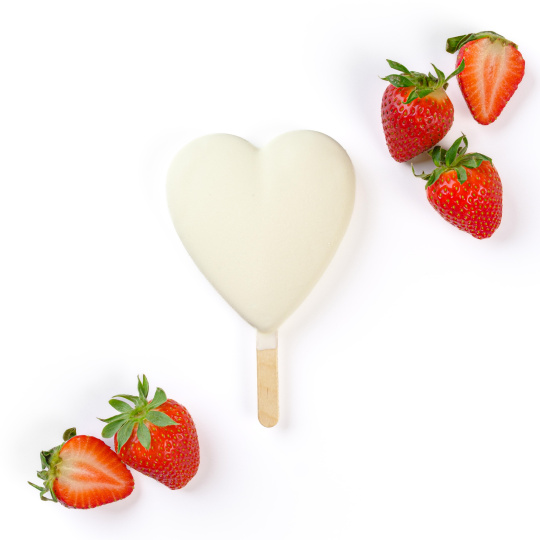 Клубничное мороженое на палочке в белом шоколаде