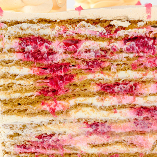 Медовик з малиною Медовик з малиною