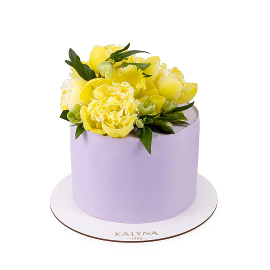 Торт під крем-чізом із живими квітами Торт під крем-чізом із живими квітами
