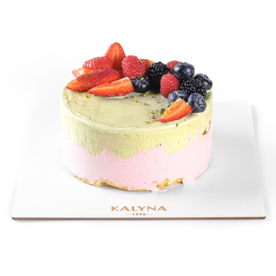 Торт мороженое фисташка-клубника в ягодном оформлении